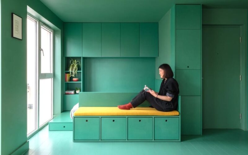 A millennial added foldable pieces to her 312-square-foot studio. It now transforms into 4 different rooms. Take a look.