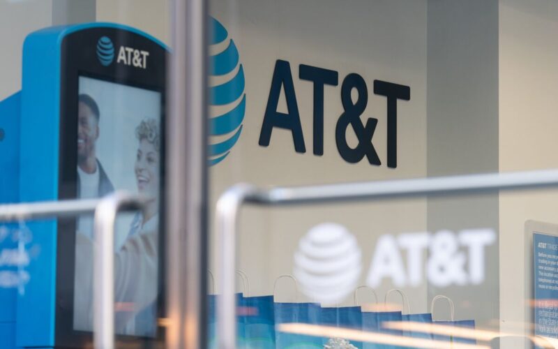 AT&amp;T Mobile-Phone Subscribers Surge in Response to Promotions