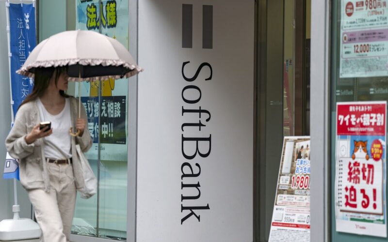 SoftBank Trades Above Record-High Close in Win for Masayoshi Son