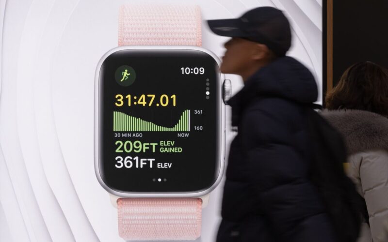 What’s Next for the Apple Watch: Bigger Screens But a Similar Look