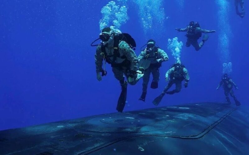 Check out these stunning underwater photos of reconnaissance Marines diving next to a US missile submarine in the open ocean