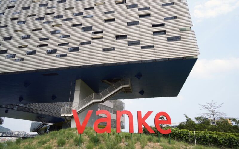 China Vanke Sales Slump Extends, Adding to Debt Woes