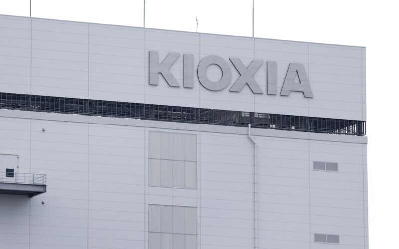 Chipmaker Kioxia Aims to List in Tokyo in October, Nikkei Says