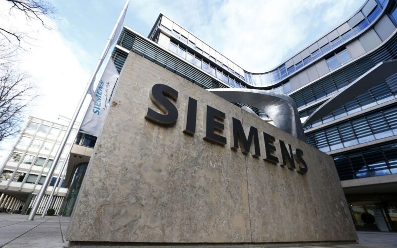 Siemens to Hit Low End of Forecasts on Slow Automation Sales