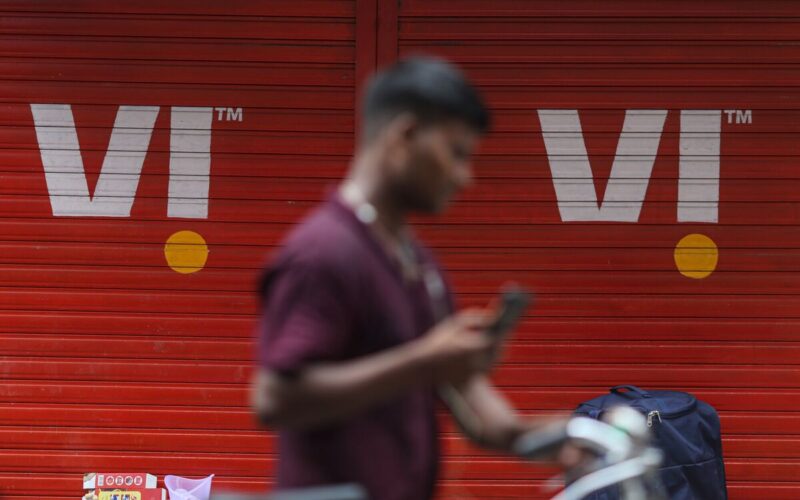 Indian Telecom Stocks Tumble as Top Court Rejects Plea on Dues