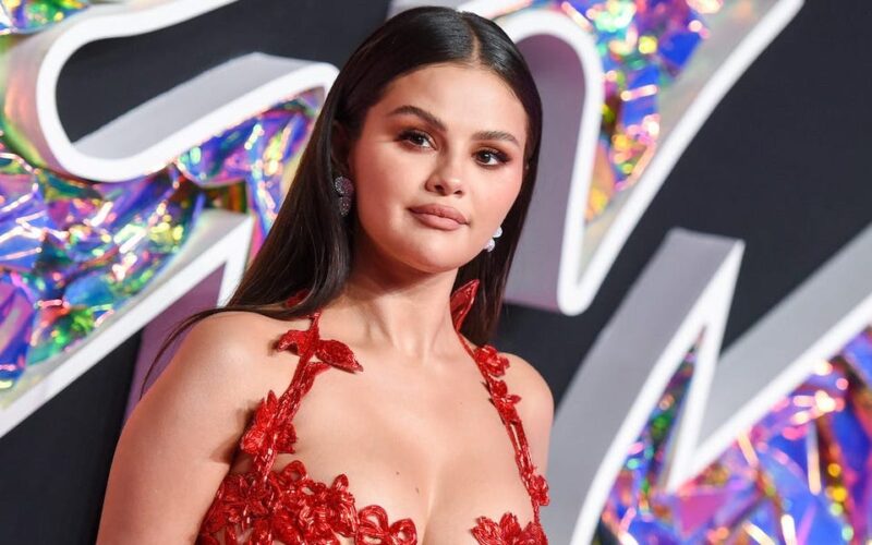 Selena Gomez is a billionaire. She joins 4 other musicians in this elite club.