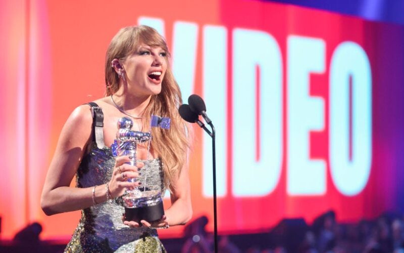 Taylor Swift used her VMA acceptance speech to drop her 2nd political message in 24 hours