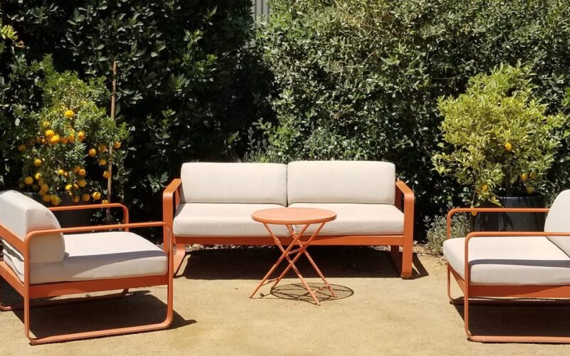 5 backyard trends that are in right now and 3 that are out, according to gardeners and designers