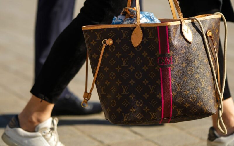 5 telltale signs of a fake luxury handbag, according to a vintage goods expert with 20 years of experience