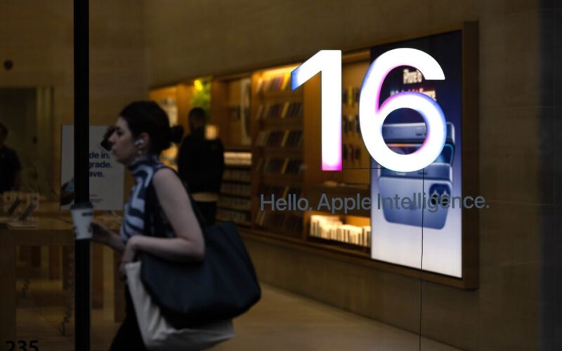 Apple Gets Sell Rating as ‘Unrealistic’ Expectations Turn KeyBanc Bearish