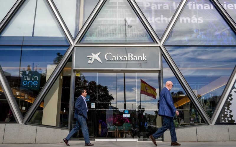 CaixaBank to Create AI, Tech Team With Hundreds in New Strategy