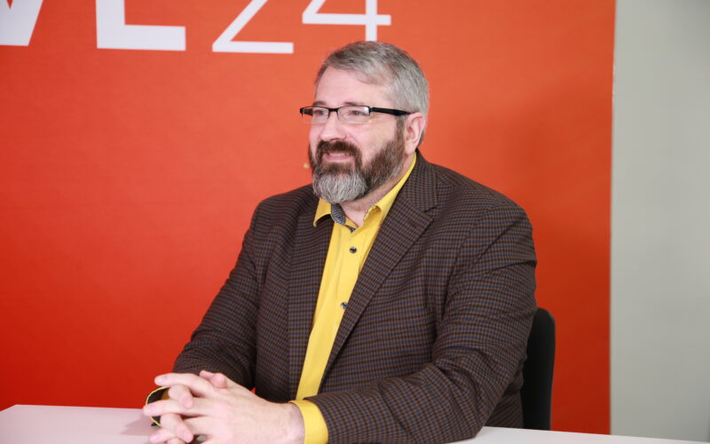 David Dichmann, senior director of product management at Cloudera talks with theCUBE about unlocking data flexibility with Cloudera and Snowflake's partnership – Cloudera Evolve24.