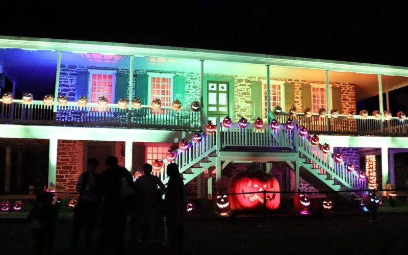 I visited a Halloween festival with 7,000 jack-o'-lanterns at a 17th-century mansion. See the jaw-dropping displays.