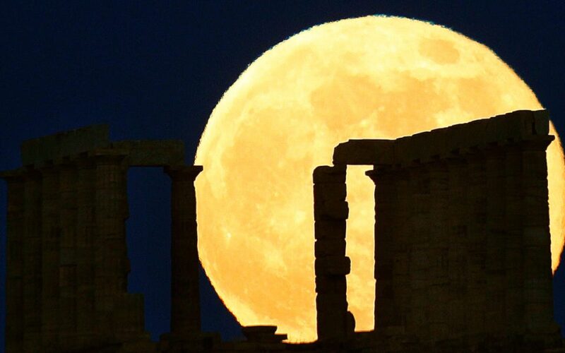 The year's biggest, brightest supermoon rises this week. Here's the best time to see it at its most brilliant.