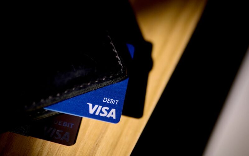 Visa, Coinbase Offer Real-Time Crypto Purchases Via Debit Cards