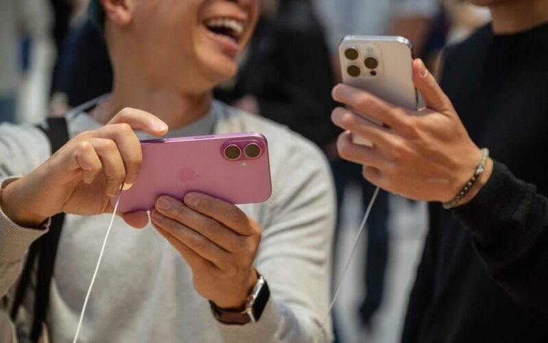 IPhone Maker Hon Hai’s October Sales Growth Slows on Weak Demand