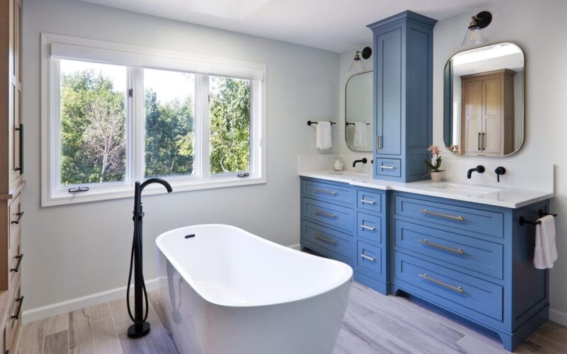 Interior designers share 4 bathroom trends that'll be huge next year and 5 that will be out